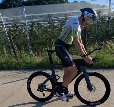 Maarten tijdens buitentest na triathlon bike fit van Canyon Speedmax bij BikeMetrics