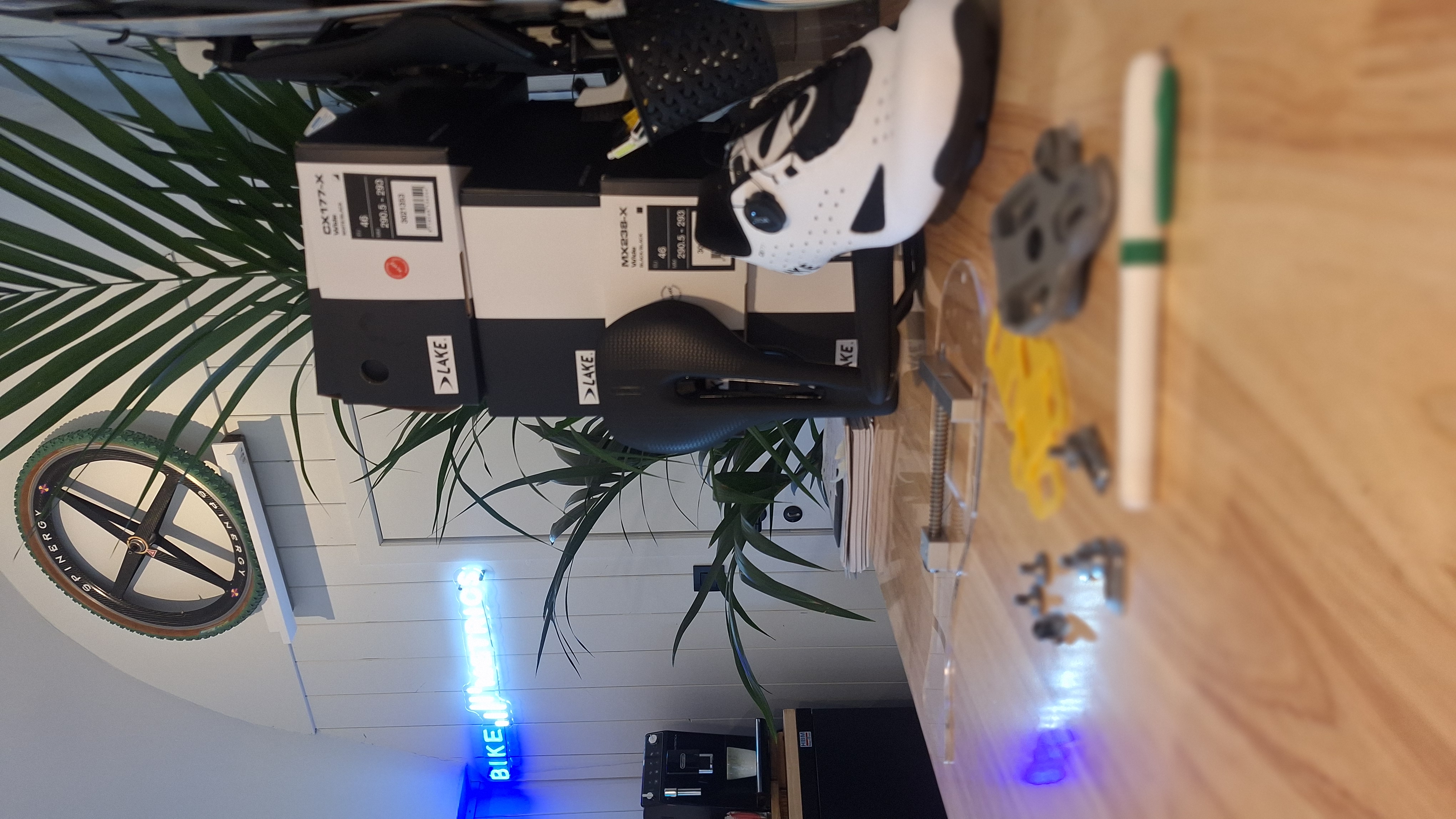 Lake fietsschoenen en bikefitmateriaal bij BikeMetrics in Zoutleeuw