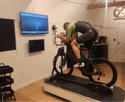 Compacte aeropositie van Maarten op Canyon Speedmax voor Ironman triathlon