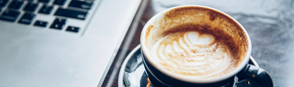 guten Morgen Kaffee und Laptop