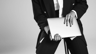 frau hält laptop