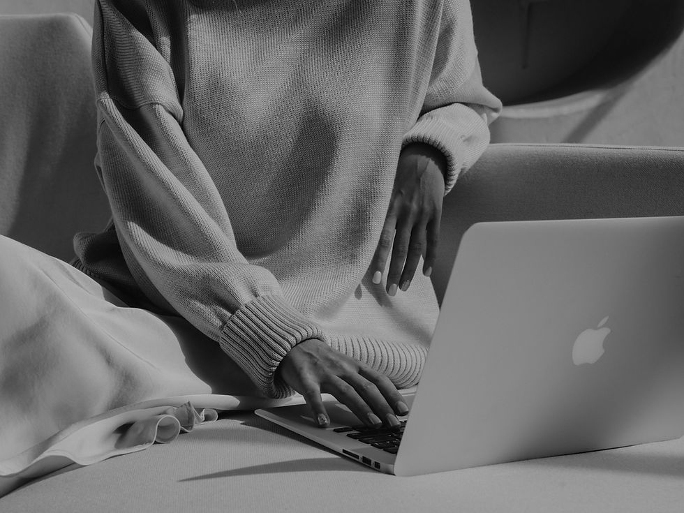 Frau mit Laptop