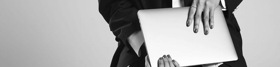 Frau hält Laptop