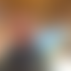 Um bebê sorridente na praia