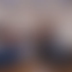 uma mãe e um filho sentados conversando