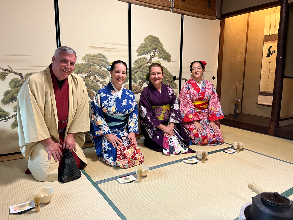 4 pessoas vestidas de kimono em uma cerimônia do chá no Japão