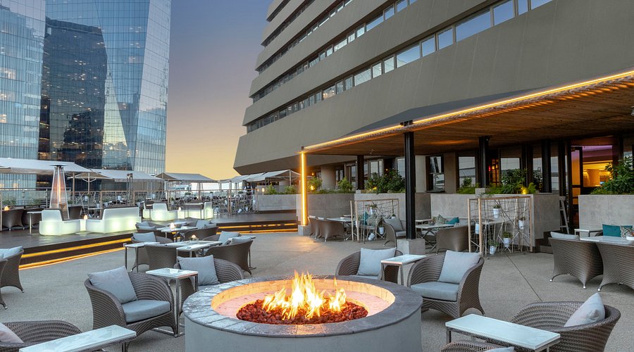 uma fogueira em em um patio