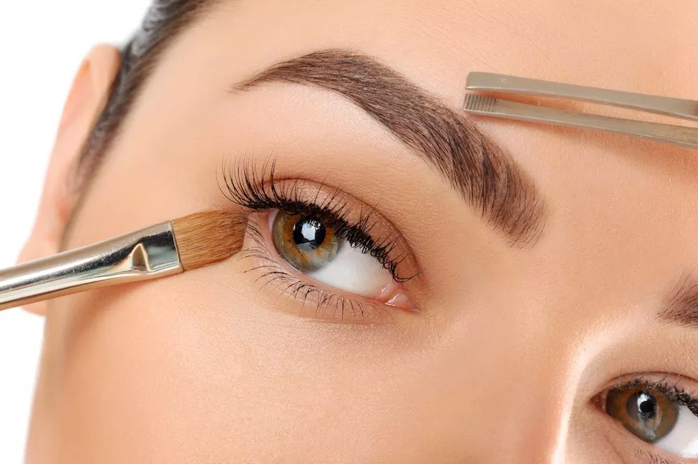 DelosBeauty salonunda kirpik boyama işlemi sırasında müşterinin kapalı göz kapağı yakın çekim.