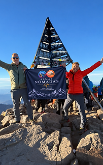 Cumbre alpina con bandera nómada.png