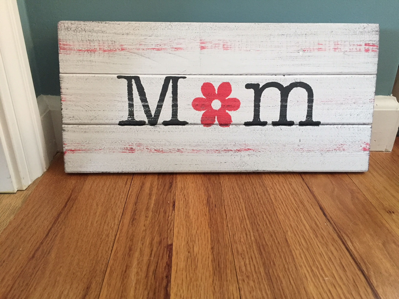 "Mom"sign