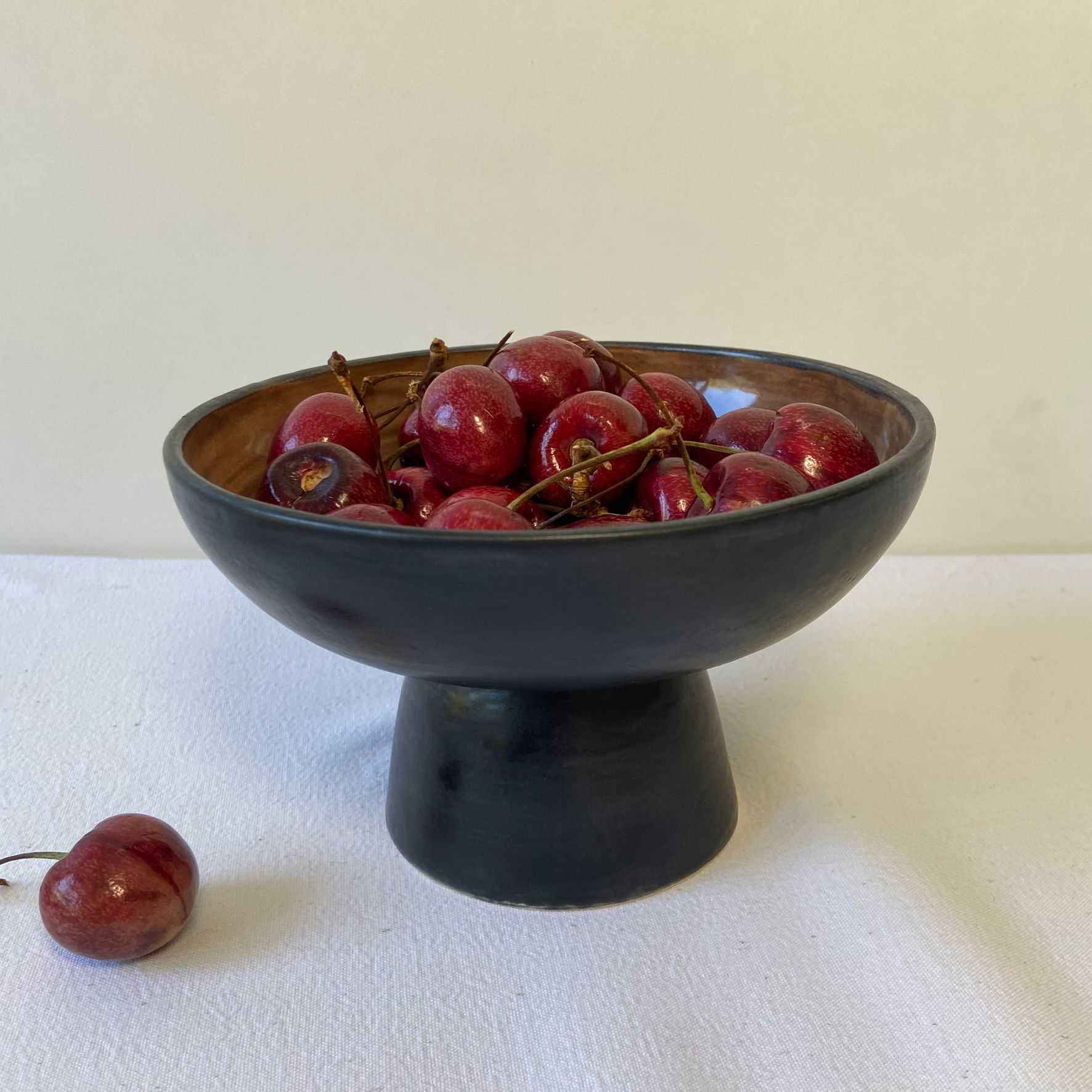 Black/brown pedestal bowl