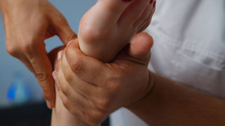 Reflexoterapie aplicată pe puncte nervoase ale tălpii – Kinetovital București