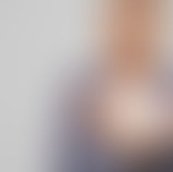 Femeie în costum care face gestul de refuz cu brațele încrucișate, simbolizând protejarea limitelor personale și echilibru emoțional. Kinetovital – București Sector 4