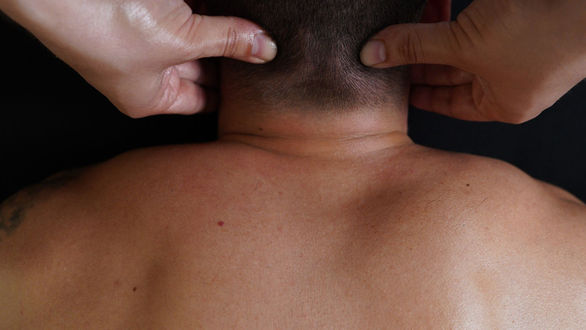 Masaj terapeutic pentru ceafă și baza craniului la Kinetovital, cabinet în Sector 4 București – reducerea tensiunii cervicale