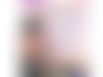 Eine junge Frau zieht zum Gruß den Hut