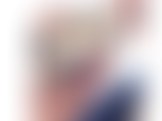 ein Mann benutzt ein Dosentelefon