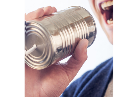 ein Mann benutzt ein Dosentelefon