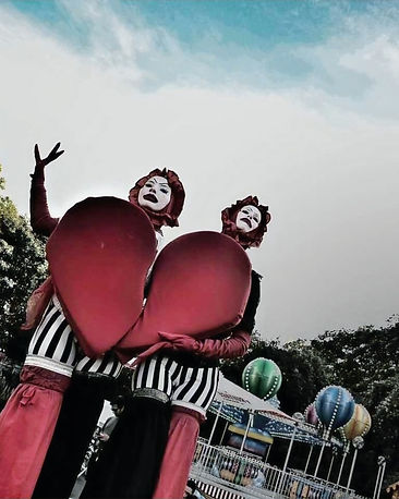 échassiers wonderland festival coeur, echassières, parade, cirque, déambulation, arts de rue