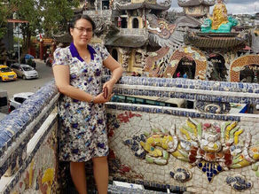 Thu Anh chào các anh em trai