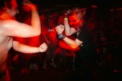 Blindfold y Soulbreath en el moshpit de El Sótano, Madrid
