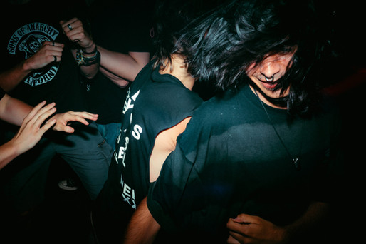 Blindfold y Soulbreath en el moshpit de El Sótano, Madrid
