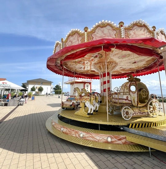 Beim „Familienfest an der Weißen Wiek“ sind fröhliche Runden auf dem Karussell garantiert. © BEECH Resorts