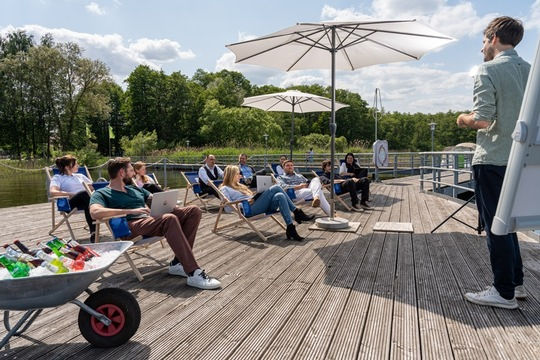 Lockere Teammeetings am Bootssteg sind im BEECH Plauer See möglich. © BEECH Resorts