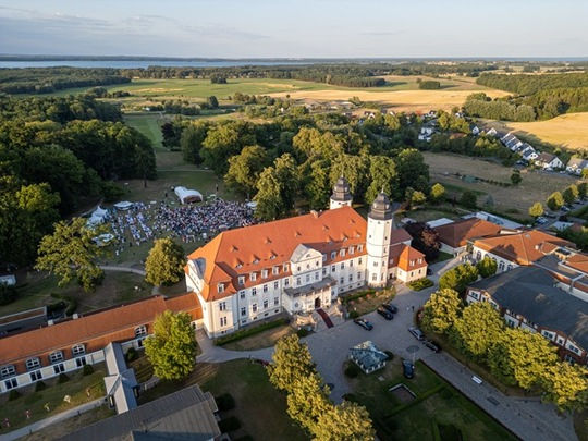 Kulinarik, Kultur und Entspannung: Das SCHLOSS Fleesensee startet mit vielfältigen Events in die Frühjahrs- und Sommersaison. © SCHLOSS Fleesensee
