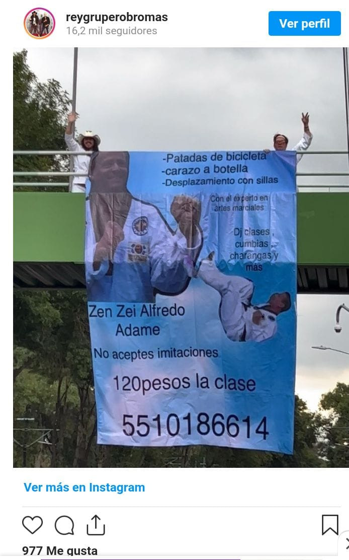 Le cuelgan lona a Alfredo Adame afuera de su casa entre Fofo Marqués y Rey Grupero