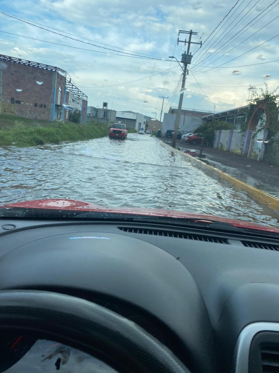 Fuerte tormenta se manifiesta en #Morelia.