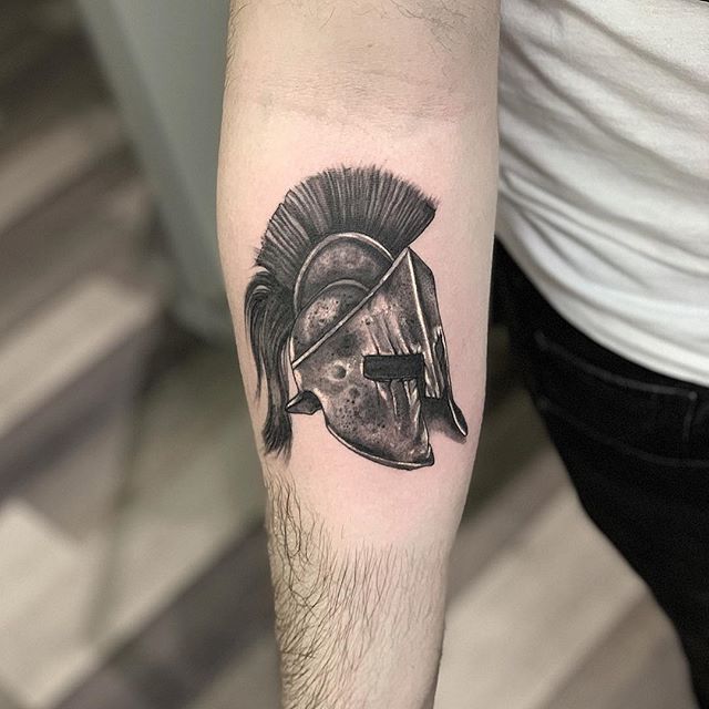 Татуировки шлем. Спартанский шлем тату. Тату мужские Спартанский шлем. Татуировка шлем спартанца. Спартанский шлем тату эскизы