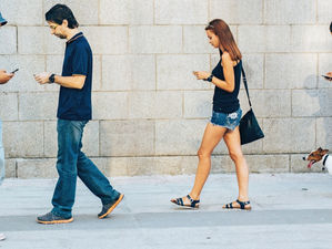 CÓMO EL USO DEL TELÉFONO MÓVIL ESTA AFECTANDO NEGATIVAMENTE LA RELACIÓN CON TU PELUDO 