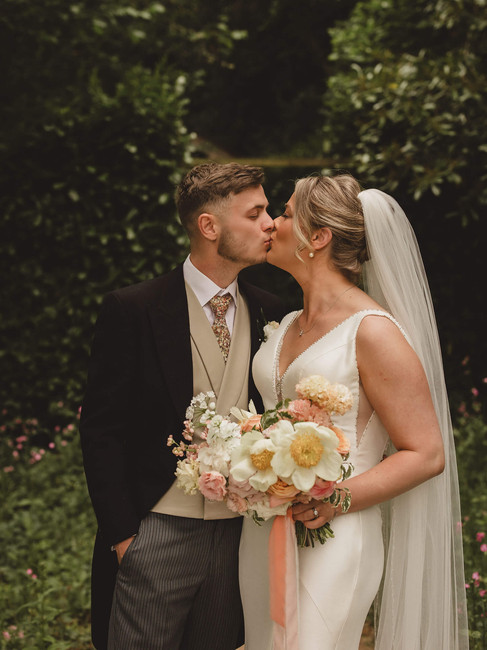 modern, romantic bridal bouquet