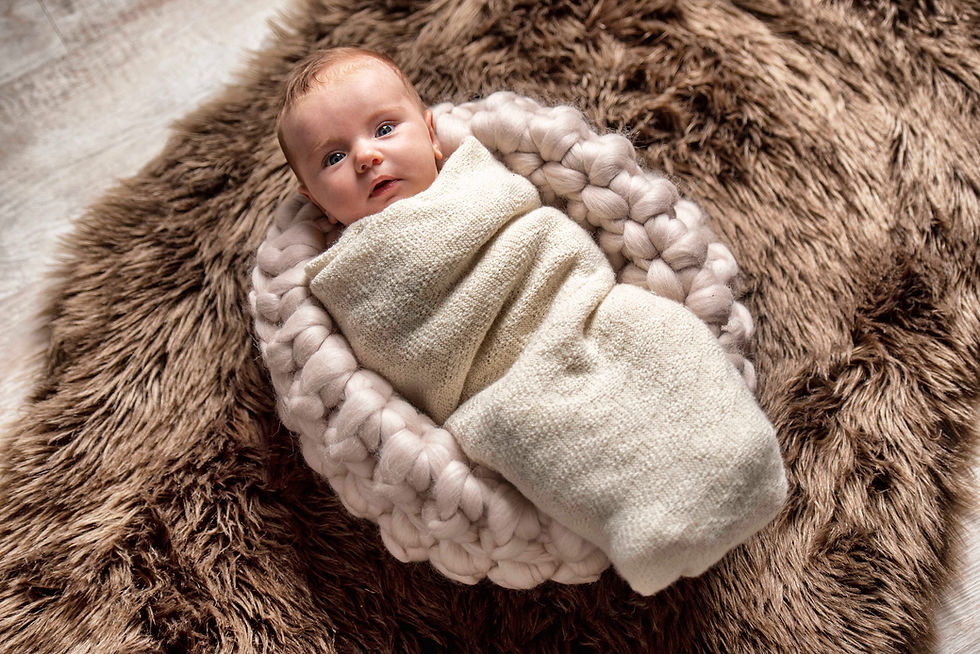 Neugeborenenfotografie Neugeborenenbilder Newbornshooting Babyfotografie Familienfotos Familienbilder Studiofot Nürnberg Bamberg Forchheim Höchstadt Erlangen Gräfenberg Two Hearts Fotografie.jpg