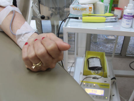 Servidores em greve realizam doação coletiva de sangue no hemocentro do RS