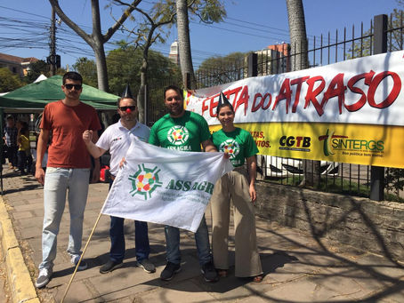Assagra participa da manifestação "Festa do Atraso" marcando 4 anos de parcelamentos dos salários.