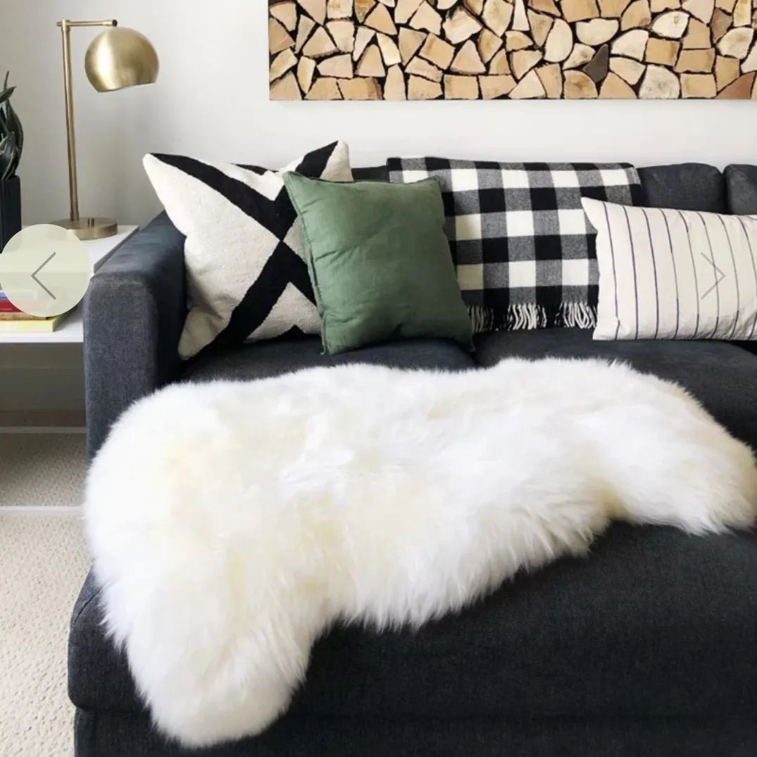 decoración sala de estar con cuero de lanar de oveja blanco