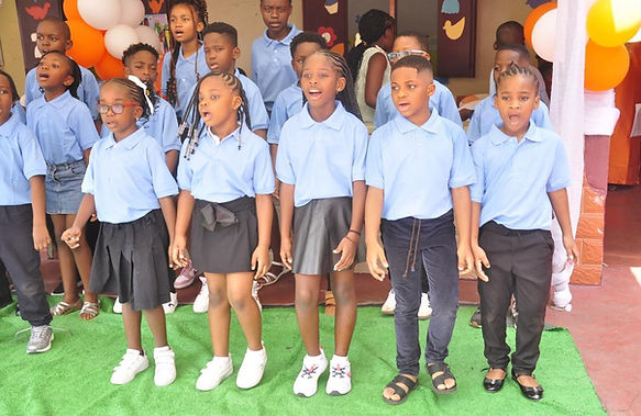 Les élèves de l'école chantant l'hymne