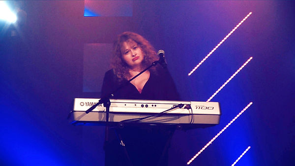 sonia elgarrot en concert1_edited.jpg