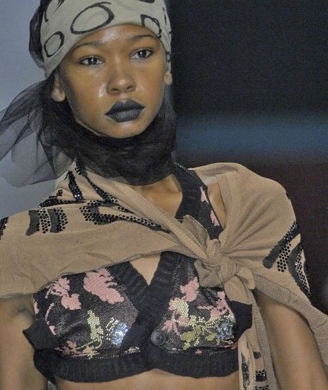 Collezione Vivienne Westwood 2009 modella con il rossetto nero