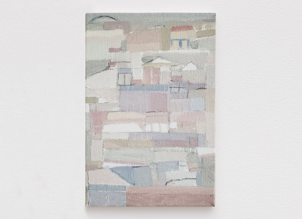 Pintura de Bruno Neves, série Vila Marari (2024). Uma composição vertical que transfigura a paisagem urbana do bairro em formas suaves e planares. A imagem destaca a sobreposição de edificações em tons pastéis de rosa, azul e cinza, sugerindo uma arquitetura frágil e poética que opera no limiar da abstração.