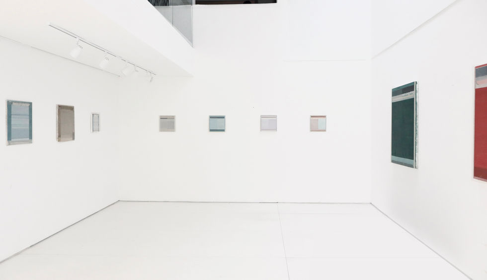 Documentação institucional da primeira exposição individual de Bruno Neves em São Paulo na Galeria Contempo. A expografia revela a articulação entre três corpos de trabalho distintos, evidenciando o amadurecimento técnico e a pesquisa material do artista com óleo, gesso e cera. Foto que comprova a inserção de Neves no circuito de galerias de elite e sua colaboração com o curador Gabriel San Martin.