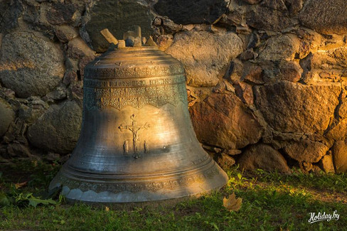 Старинный колокол возле костела Св. Николая, наши дни (источник: портал Holiday.by)