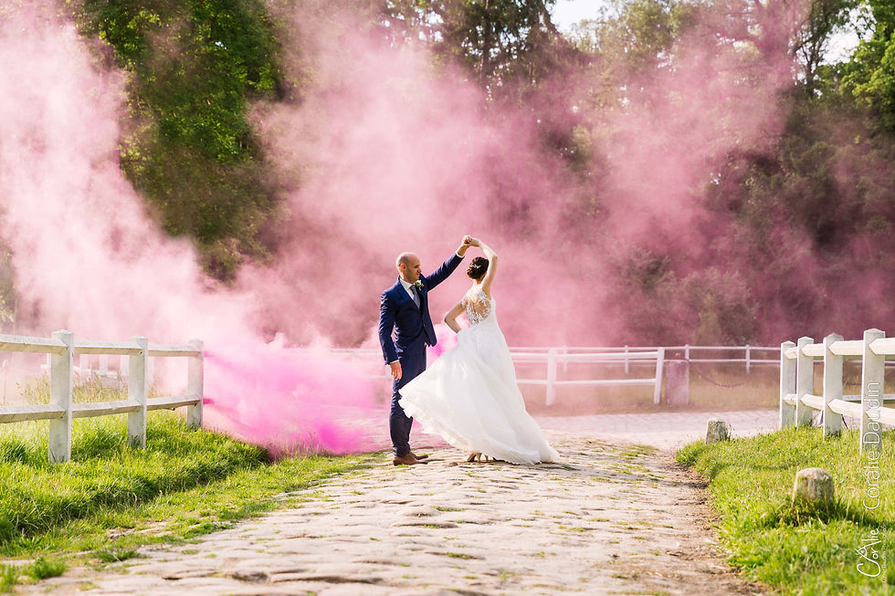 photo des mariés dansant dans les fumigènes