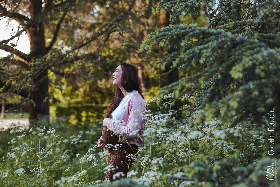 Shooting photo maternité balade dans un parc des Hauts de Seine