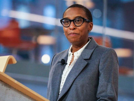 Le premier ministre félicite la présidente de Harvard University.