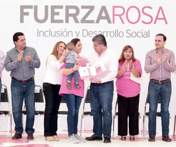 MIGUEL RIQUELME cumple uno de los compromisos con las mujeres a través de la tarjeta “Fuerza Rosa”.