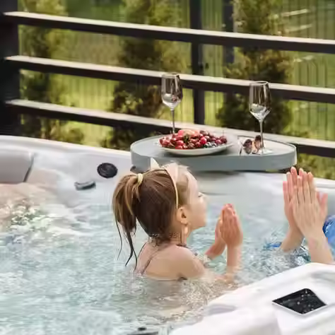 Spa jakuzi içerisinde vakit geçiren bir aile