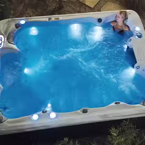 Bahçede aydınlatmalı spa jakuzi