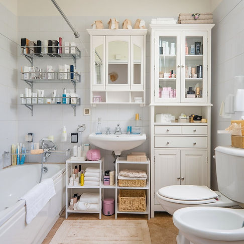 Une salle de bain propre, rangée et fonctionnelle.